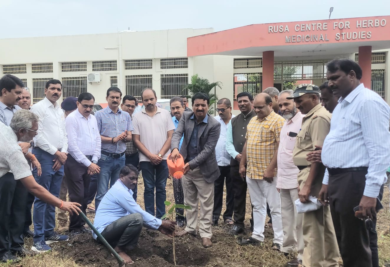 You are currently viewing राज्यपाल महोदयांच्या मार्गदर्शनानुसार वृक्षलागवड करून कुलगुरूंचा वाढदिवस साजरा